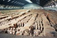Le mausolée de l'empereur Qin, daté du IIIe siècle av. J.-C., s'étend sur environ 56 km², à proximité de la ville de Xi'an. Le tombeau de l'empereur proprement dit est entouré de fosses où se cachait une armée enterrée formée par des milliers de soldats de terre cuite. © Wikipédia, DP 