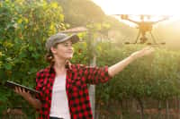 L'agriculture connectée passe notamment par l'utilisation de drones. © Scharfsinn86, Adobe Stock