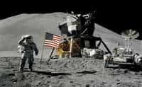 Le pilote du LM, Jim Irwin, salue le drapeau des États-Unis. Au cours de cette mission Apollo 15, les astronautes vont pouvoir s’éloigner davantage du module lunaire grâce au rover qu’ils ont emmené avec eux. © Nasa