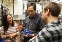 Lai-Sheng Wang (au centre) et les étudiants Wei-Li Li (à gauche) et Zachary Piazza (à droite) en pleine discussion sur la molécule de borosphèrène. © Brown University