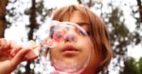 Quand les chercheurs tentent de percer le mystère des bulles de savon, ils aboutissent à des formules étonnantes, donnant la vitesse de vent nécessaire à souffler une belle bulle en fonction de la taille de la baguette. © Riala, Pixabay, CC0 Creative Commons