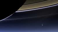 Cette image a été obtenue à partir de plusieurs photographies prises&nbsp;par la sonde Cassini le 19 juillet 2013, à une distance d'environ 1.212.000 km de Saturne, et environ&nbsp;1.445.858.000 km de la Terre. L'échelle de représentation de Saturne est de&nbsp;69 km par pixel, et celle de la Terre est de&nbsp;86.620 km par pixel. Cela veut dire que la Lune et la Terre n'apparaissent pas comme deux objets séparés sur cette image. © Nasa, JPL-Caltech, Space Science Institute