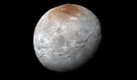 Charon, plus grosse lune de Pluton, photographiée par la sonde New Horizons en juillet 2015. Ses reliefs ont enfin des noms, empruntés au monde de la science-fiction : Kubrick Mons, Clarke Montes, Nemo Crater, entre autres. © Nasa, Johns Hopkins University Applied Physics Laboratory, Southwest Research Institute