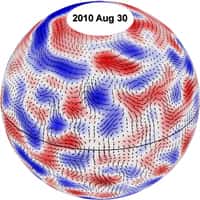 En enlevant des données du Helioseismic and Magnetic Imager équipant SDO les effets de la rotation du Soleil et en se concentrant sur l’analyse à l’ordinateur des mouvements des cellules composant la supergranulation solaire, on voit apparaître la présence de cellules de convection géantes. Elles sont bien visibles en relation avec des mouvements lents représentés par un champ de vitesse sous forme de flèches. Sur ce schéma, les mouvements vers l'est sont représentés en rouge, et ceux vers l'ouest en bleu. Ces cellules restent stables pendant des mois et transportent du moment angulaire vers l’équateur, ce qui maintient une rotation équatoriale rapide du Soleil. © Nasa, MSFC, David Hathaway
