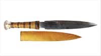 Longue de 34,2 centimètre, cette dague trouvée à droite de la momie de Toutânkhamon est constituée d'une lame de fer, d'un pommeau de cristal de roche et d'un manche en or serti de pierres précieuses. © John Wiley &amp; Sons