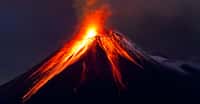 On trouve le magma dans les profondeurs de la Terre alors que la lave se déverse à flanc de volcan. © Fotos593,&nbsp;Shutterstock
