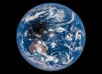 Une des 13 images qui composent la séquence de l’éclipse du Soleil du 9 mars 2016 observée par le satellite DSCOVR. La Terre est photographiée à travers les filtres, rouge, vert et bleu de la caméra Epic. © Nasa, NOAA
