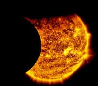 Le satellite SDO a pu observer une double éclipse du Soleil le dimanche 13 septembre 2015 : d’abord le transit de la Terre devant notre étoile, puis celui de la Lune. © Nasa, SDO