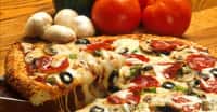 L’histoire raconte que la pizza était à l’origine le&nbsp;plat des pauvres, confectionné avec un morceau de pain garni de restes de nourriture. Aujourd’hui, c’est devenu un plat que l’on consomme généralement pour le plaisir, un peu partout dans le monde. Mais existe-t-il une recette de la pizza parfaite ? © PublicDomainImages, Pixabay, CC0 Creative Commons
