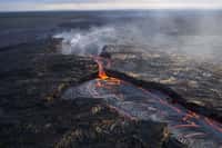 Une éruption à Hawaï en 2007. Son origine peut s'expliquer dans le cadre de la théorie des points chauds. © USGS