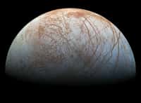 La surface d’Europe, la lune de Jupiter, serait hérissée de pénitents, des structures de glace en forme de pointe. Ils pourraient mesurer jusqu’à 15 m de haut, bien plus que ceux observés sur Terre. © Nasa/JPL-Caltech/SETI Institute
