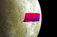 Europe, une lune de Jupiter, est recouverte d'une banquise sous laquelle se trouve un océan. Sur cette image prise par la sonde Galileo, on voit une région en fausse couleur étudiée de plus près par les planétologues. La couleur bleue permet de constater l'existence de dépôts de minéraux argileux formant un arc de cercle autour d’un cratère d'impact que l'on devine. © Nasa, JPL-Caltech