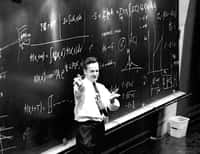 En 1965, peu après être devenu lauréat du prix Nobel de physique avec Tomonaga et Schwinger, Richard Feynman est venu faire une conférence au Cern. Au début des années 1980, il a commencé à réfléchir sur les ordinateurs quantiques et leur usage pour simuler les phénomènes physiques, comme ceux que l'on étudie au LHC. © Cern