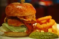 Des chercheurs néerlandais vont rendre possible le premier hamburger contenant de la viande synthétique, obtenue à partir de cellules souches musculaires. Cette nourriture sera-t-elle la solution à la faim dans le monde ? Pour cela, il faudra que son prix baisse, car ce hamburger coûte pour le moment la bagatelle de 285.000 euros. © HAMACHI!, Flickr, cc by nc nd 2.0