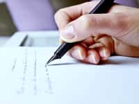 L'écriture manuscrite des lettres est la meilleure technique pour apprendre à lire. © Michael Nivelet, Adobe Stock