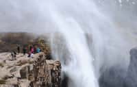 Une cascade inversée au Chili. © Alex, Adobe Stock
