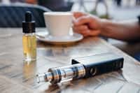 Mettre fin à une dépendance à la nicotine nécessite de la volonté, la cigarette électronique peut être une aide pour un sevrage progressif. © fedorovacz, Adobe Stock