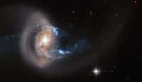 À 100 millions d'années-lumière, NGC 7714 est une galaxie spirale encore sous le choc d'une collision avec une galaxie plus petite. © ESA, Nasa