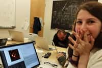 Katie Bouman au moment où elle découvrit la première image d’un trou noir supermassif. Photo qu’elle a publié sur son compte Facebook le 10 avril, jour de l’annonce historique. © Katie Bouman, Facebook