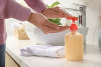 Fabriquer son propre savon permet de savoir exactement quels ingrédients le composent. © New Africa, Adobe Stock