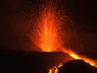 L'activité explosive de l'Etna s'est intensifiée ce 4 juillet. © Bastien Poux, Adobe Stock