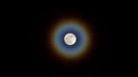 La couronne lunaire peut être spectaculaire lorsqu'elle est composée de plusieurs anneaux multicolores. © Canva