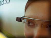 Avant même d’être commercialisées, les Google Glass suscitent le débat. © Antonio Zugaldia, flickr, cc by 3.0