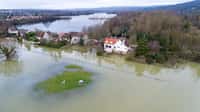 Le principal risque climatique pour les bâtiments en France est celui des inondations, en particulier au nord-ouest du pays. © Altitudedrone, AdobeStock