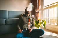 Certains usages du cannabis incitent à inspirer très profondément la fumée. © creative cat studio, Adobe Stock