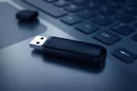 Il faut toujours veiller à débrancher en toute sécurité l'appareil USB après l'avoir éjecté. © Oleksandr Delyk, Adobe Stock