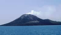 Une vue de l'Anak Krakatau, il y a quelques années alors qu'il était presque paisible. © Lord Mountbatten, Wikipédia, cc by-sa 3.0