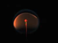 Une flamme de forme sphérique produite dans des conditions de micropesanteur, comme sur la Station spatiale internationale (ISS). © Richard Axelbaum/NASA