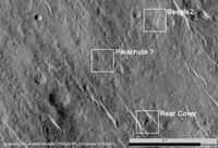  L'image saisie par HiRise. La forme blanche, à gauche, pourrait être le parachute. Vers le bas, on distingue sans doute le bouclier arrière (Rear cover) et, en haut, Beagle 2 lui-même. © University of Leicester/ Beagle 2/Nasa/JPL/University of Arizona