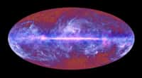 L'ensemble de la voûte céleste vu par l'œil de Planck, c'est-à-dire dans des longueurs d'onde comprises entre l'infrarouge et les ondes radio, autrement dit les micro-ondes. C'est la première lumière émise par l'univers, dans laquelle les astrophysiciens peuvent lire, à condition de la déchiffrer, la jeunesse tumultueuse du monde observable. © Esa/HFI/Consortium LFI
