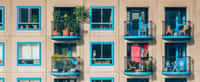 Chacun aménage son balcon comme il le souhaite : certains le préfèrent basique tandis que d’autres optent pour une importante végétation. © Pixabay