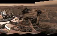 Vue panoramique à 360° prise par Curiosity le 9 août 2018. La tempête globale qui a duré plus de deux mois terrestres a couvert le rover de poussière. À ses pieds, devant le damier, on aperçoit le forage « Stoer ». © Nasa, JPL-Caltech, MSSS