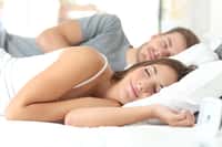 Dormir en couple est bon pour la santé, selon une étude scientifique. © Antonioguillem, Adobe Stock