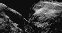 Gros plan sur la comète Tchouri. La sonde Rosetta n’était alors qu’à 9,9 km du centre du noyau cométaire. © ESA, Rosetta, Navcam, CC BY-SA IGO 3.0