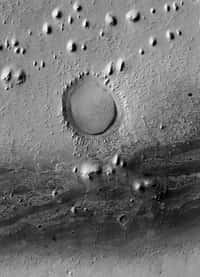 Gemina Lingula, un cratère d’impact. © Nasa, JPL, université d’Arizona, éditions Xavier Bar