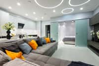 L'éclairage LED a le vent en poupe. Il permet de faire des économies d'énergie et s'installe aussi bien dans une cuisine, que dans un salon, une chambre ou une salle de bains... © Starush, Adobe Stock
