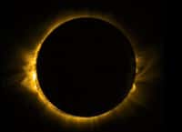 L'éclipse du vendredi 20 mars n'est pour rien dans le marnage de 119 du samedi 21 mars mais les deux événements liés au croisement par la Lune de l'axe Terre-Soleil. © Esa