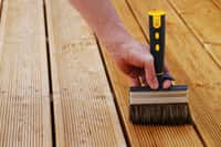 Une terrasse en bois est des plus chaleureuses mais doit être entretenue au moins une fois par an pour conserver son aspect originel. © soniaC, Adobe Stock