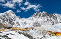 Avec le réchauffement climatique, l'Everest se transforme et laisse apparaître la triste signature des Hommes. © Slepitssskaya, Adobe Stock