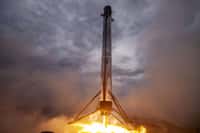Retour de l'étage principal du Falcon 9 utilisé pour lancer le Crew Dragon de SpaceX lors de démo-2 en mai 2020. © SpaceX
