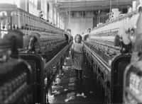 Fillette au travail dans une filature, usine Mollohan, Newberry, Caroline du Sud, USA ; photo Lewis Hine, 1908. © Wikimedia Commons, domaine public.