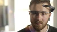 Le logiciel MindRDR transforme des enregistrements d'ondes cérébrales en commandes pour des lunettes Google Glass, munies d'un petit écran et d'un appareil photo. © MindRDR
