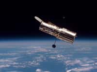 Le 25 avril 1990, l’équipage de Discovery déploie le télescope spatial Hubble à quelque 550 kilomètres au-dessus de la Terre. © Nasa