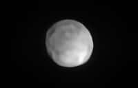 Image d’Hygiea acquise par Sphere. L’astéroïde pourrait bien être la plus petite planète naine du Système Solaire. © ESO, P. Vernazza et al., Mistral algorithm (Onera, CNRS)
