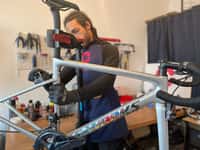 Ciklet sélectionne et revalorise des vélos sportifs qui sont reconditionnés dans ses ateliers par des mécaniciens professionnels selon 34 points de contrôle. © Ciklet