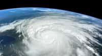 Les ouragans s'intensifient plus rapidement, mais ils sont aussi plus pluvieux tout en se déplaçant moins rapidement qu'avant. © Nasa